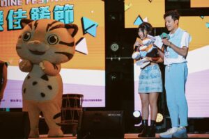 Chen Si Ling Instagram - 昨晚的苗栗音樂佳餚節太好玩了
感謝苗栗縣政府的邀請
我根本是假借主持的名義看了一場演唱會(((o(*ﾟ▽ﾟ*)o)))

👗@admixxiam 
💇🏻‍♀️ @jobi_tse 
📸@o_lang1001