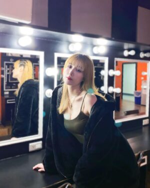 Chen-Yu Ge Instagram - 有人跟我一樣頭髮容易炸毛不好整理嗎😵‍💫
但！為此煩惱的同時，超開心剛好收到廠商的邀請～
4/14在世貿美容展直接現場體驗strainia全系列商品🤩

我看到非常厲害的產品介紹✨
-無需熨燙就能擁有光澤柔順秀髮的神奇髮梳。
-”髮質專門沙龍”研究團隊開發的洗潤商品
獨特的花水木香，使用後就像身上噴了香水一樣。
-除了味道之外，使用一次就可以明顯感受到髮絲順直柔亮，而且可以輕易梳開打結的秀髮！

已經期待趕快去體驗了 到時候好用一定再來詳細推薦給大家💕💕

#strainia #護理直髮梳 #直髮護理 #findthings找好物 #跟你一起購物的好朋友