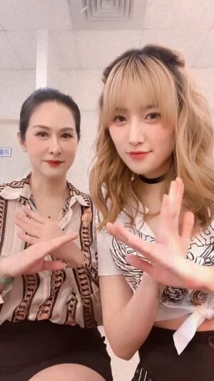 Chen-Yu Ge Instagram - 這次逼我媽拍新歌 難度直接增加🤣😆

#ILLIT #magnetic
