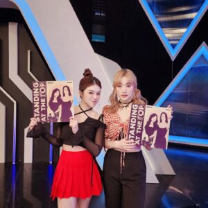 Chen-Yu Ge Instagram - DK來宣傳了🐭🐟✨
我和 @xdolly04 合作的兩首雙人單曲
《Standing at the top》、《數字遊戲》都已經上架各大音樂平台❤️‍🔥
詞曲共同創作 都是我們一直以來努力的心血，希望大家多多支持🥹
今天錄的節目我們也一起期待播出吧～

#百變智多星