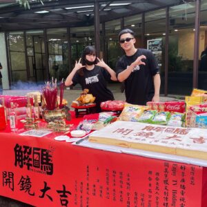 Chen-Yu Ge Instagram - 第一次跟老姐拍戲，戲中不會嗆我吧？
#解碼 
#開鏡大吉