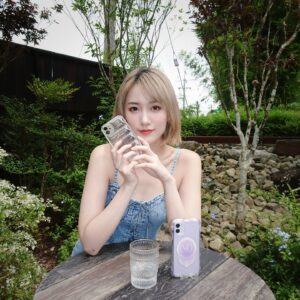 Chen-Yu Ge Instagram - 開開心心 手機換新衣✌🏻
這次選的第一款是文字、排版、顏色、字體都可以自己設計的全包澎澎防摔款✨
重要的是也能放載具！現在已經太習慣手機殼直接刷載具了，超方便～
⁡
第二款是可以磁吸充電 支架功能的MBTI款✨
因為我的小11型號不能本體磁吸充電，其實我還是朋友說了才知道我手機也有這功能🤣
而且看到INFP在新場合就不用多做解釋為什麼我都比較安靜了🥹🙏🏻
⁡
總之 真的超愛這次的款式！跟我一樣喜歡客製化商品的朋友們趕快去逛逛吧～推薦給大家❤️

#防摔手機殼 #磁吸手機殼 #客製化手機殼 @apiou_official