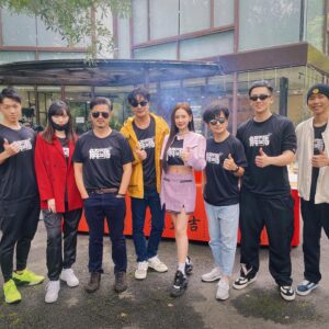Chen-Yu Ge Instagram - 第一次跟老姐拍戲，戲中不會嗆我吧？
#解碼 
#開鏡大吉