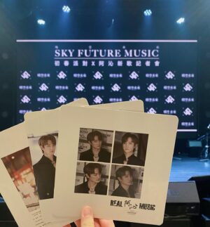 Chen-Yu Ge Instagram - 恭喜阿沁老師創作20週年🎊
祝福 @fir.real 老師生日快樂🎂也期待7/6「記得愛」演唱會！

在after party演唱了經典歌曲Lydia 
（這首真的是我KTV必點的愛歌之一！
還認識唱歌超好聽的新朋友 @velablue34 
今天是開心的一天✌🏻🎵