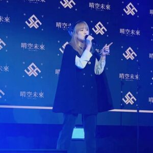 Chen-Yu Ge Instagram - 恭喜阿沁老師創作20週年🎊
祝福 @fir.real 老師生日快樂🎂也期待7/6「記得愛」演唱會！

在after party演唱了經典歌曲Lydia 
（這首真的是我KTV必點的愛歌之一！
還認識唱歌超好聽的新朋友 @velablue34 
今天是開心的一天✌🏻🎵