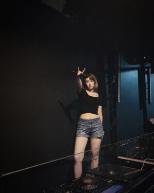 Chen-Yu Ge Instagram - 開心來到 @muse_kaohsiung 🎤🫶🏻
彩排完 吃了推薦的美食等待演出中～

週五的夜晚大家在幹嘛呢❤️