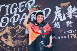 Cheney Song Instagram - 好像很久了
有很長一段時間沒有放任自己的凌亂於越野山徑裡

那些期盼啊、無助啊與不安啊
全都在聚焦又散射中恍惚惚的排隊

反正時間分秒不差相遇的那一刻
就是得跨出步伐往前邁進

昨日在喜歡的雨天中
放任自己的感受和步調

和自己說好的原本相差了8分鐘51秒
但沒有也沒關係了

不再執著於無法抵達理想成績與渴望一定要有名次的手足無措
在一連串失去的同時我擁有更多的感動
回頭瞧見了那始終的溫暖與擁有

昨天的大家
真的謝謝

願意喊宋城希這名字的人
願意對我說我真的好棒的人
願意跟我說聲加油我可以的人
願意和我合照讓我霸佔你們的手機容量
願意照顧我、疼我、陪在我身邊、幫我這水怪拿水、借我手機的人

謝謝願意在這調皮搗蛋的雨滴中堅守崗位的工作人員們
謝謝願意一年又一年於今年邁入第8年舉辦這無與倫比的 #虎豹越野雙棲挑戰賽  @weijay1025 

嘿～
我繼續等
始終等著那沒有受限的結果：）。

30公里
04:08:51
第13名作收。

攝影/ @eikawa_4