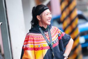 Cheney Song Instagram - 好像很久了
有很長一段時間沒有放任自己的凌亂於越野山徑裡

那些期盼啊、無助啊與不安啊
全都在聚焦又散射中恍惚惚的排隊

反正時間分秒不差相遇的那一刻
就是得跨出步伐往前邁進

昨日在喜歡的雨天中
放任自己的感受和步調

和自己說好的原本相差了8分鐘51秒
但沒有也沒關係了

不再執著於無法抵達理想成績與渴望一定要有名次的手足無措
在一連串失去的同時我擁有更多的感動
回頭瞧見了那始終的溫暖與擁有

昨天的大家
真的謝謝

願意喊宋城希這名字的人
願意對我說我真的好棒的人
願意跟我說聲加油我可以的人
願意和我合照讓我霸佔你們的手機容量
願意照顧我、疼我、陪在我身邊、幫我這水怪拿水、借我手機的人

謝謝願意在這調皮搗蛋的雨滴中堅守崗位的工作人員們
謝謝願意一年又一年於今年邁入第8年舉辦這無與倫比的 #虎豹越野雙棲挑戰賽  @weijay1025 

嘿～
我繼續等
始終等著那沒有受限的結果：）。

30公里
04:08:51
第13名作收。

攝影/ @eikawa_4