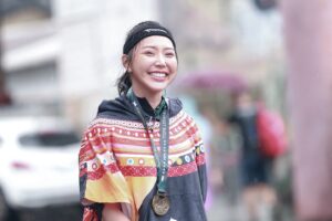 Cheney Song Instagram - 好像很久了
有很長一段時間沒有放任自己的凌亂於越野山徑裡

那些期盼啊、無助啊與不安啊
全都在聚焦又散射中恍惚惚的排隊

反正時間分秒不差相遇的那一刻
就是得跨出步伐往前邁進

昨日在喜歡的雨天中
放任自己的感受和步調

和自己說好的原本相差了8分鐘51秒
但沒有也沒關係了

不再執著於無法抵達理想成績與渴望一定要有名次的手足無措
在一連串失去的同時我擁有更多的感動
回頭瞧見了那始終的溫暖與擁有

昨天的大家
真的謝謝

願意喊宋城希這名字的人
願意對我說我真的好棒的人
願意跟我說聲加油我可以的人
願意和我合照讓我霸佔你們的手機容量
願意照顧我、疼我、陪在我身邊、幫我這水怪拿水、借我手機的人

謝謝願意在這調皮搗蛋的雨滴中堅守崗位的工作人員們
謝謝願意一年又一年於今年邁入第8年舉辦這無與倫比的 #虎豹越野雙棲挑戰賽  @weijay1025 

嘿～
我繼續等
始終等著那沒有受限的結果：）。

30公里
04:08:51
第13名作收。

攝影/ @eikawa_4