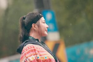 Cheney Song Instagram - 好像很久了
有很長一段時間沒有放任自己的凌亂於越野山徑裡

那些期盼啊、無助啊與不安啊
全都在聚焦又散射中恍惚惚的排隊

反正時間分秒不差相遇的那一刻
就是得跨出步伐往前邁進

昨日在喜歡的雨天中
放任自己的感受和步調

和自己說好的原本相差了8分鐘51秒
但沒有也沒關係了

不再執著於無法抵達理想成績與渴望一定要有名次的手足無措
在一連串失去的同時我擁有更多的感動
回頭瞧見了那始終的溫暖與擁有

昨天的大家
真的謝謝

願意喊宋城希這名字的人
願意對我說我真的好棒的人
願意跟我說聲加油我可以的人
願意和我合照讓我霸佔你們的手機容量
願意照顧我、疼我、陪在我身邊、幫我這水怪拿水、借我手機的人

謝謝願意在這調皮搗蛋的雨滴中堅守崗位的工作人員們
謝謝願意一年又一年於今年邁入第8年舉辦這無與倫比的 #虎豹越野雙棲挑戰賽  @weijay1025 

嘿～
我繼續等
始終等著那沒有受限的結果：）。

30公里
04:08:51
第13名作收。

攝影/ @eikawa_4