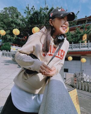 Cheney Song Instagram - 「君不見，獨木舟，古物蒼然水中央，不管地老與天荒。
溯洄原始感無窮，等閒我欲頻飛渡，擬向青天騎白龍。」—李碩卿

一個人
以及
總會有人
。
