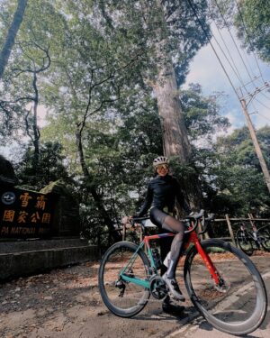 Cheney Song Instagram - 以前迷路時
總是懊惱自己的愚笨伴隨著不安的情緒

現在迷路時
已經開始老神在在和感受當下的賦予

選擇不跟我的如常去爭執了

如果迷路是我的天份
那就繼續吧（伸懶腰）
反正不過就是多騎乘/多跑幾公里而已

自己確實很需要加強
那就是我的必須（燦笑）

抵達後寫了張明信片給自己
那個原來我也可以：就算慢了點也沒關係的自己。

新竹縣橫山鄉7-11豐沛門市⮕東峰路⮕南清公路⮕喜翁道路⮕張學良文化園區⮕清石道路⮕張學良文化園區⮕喜翁道路⮕南清公路⮕大鹿林道⮕南清公路⮕觀霧森林區遊客中心⮕南清公路⮕大鹿林道8.5k

@frontier_sportswear 
@rudy_project_taiwan