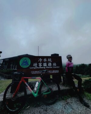 Cheney Song Instagram - 6/8是 #全球健康日
來不及在昨日好好運動也沒關係
接下來兩天的假期為自己生氣勃勃一回吧：）

倒是昨天的我沒吃到所謂超好吃的豆花
徒留了有趣的回憶：騎到沿路腦洞崩塌
🫠🫠🫠🫠🫠

頭一次的至善路與平菁街
第一回的冷水坑與小油坑
首次邁入單車界的術語：2p

騎乘路線：萊爾富福慧店-風櫃嘴-豆花攤-風櫃嘴-上坡至善路二段－至善路二段 71 巷-平菁街-菁山路-菁山路 101 巷-冷水坑-小油坑-二子坪-巴拉卡公路-成蘆橋

我夢想中有如來神掌就讓他是個夢也沒關係了🫡🫡🫡

@frontier_sportswear