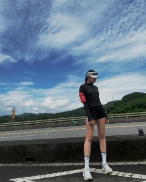 Cheney Song Instagram - 「吶，你喜歡跑步嗎？」 
「なあ 走るの好きか 」
開頭的這句話是如此那麼深刻。

每回抵達新的環境
總喜歡穿上跑鞋踩踏著步伐去探索周遭
著實把屬於自己的好奇與攫取淋淋盡致的揮灑

「人畢竟無法和别人共享速度與節奏，這一切只屬於自己。」—強風吹佛

面臨舊傷復發的情況
已不再尤人亦或者認為自己無用
於現在的我來說
慢一點也沒關係了
只要還能跑就好（笑）

「你聽好，過去和風評都是死的，但你是活的；不要被它們影響，不要回頭。你要變得比現在更强。」—強風吹佛

繼續單純而為吧（燦笑）

只要繼續願意
所在的地方都會成為自己的跑道

儘管跑步是很寂寞的運動
但不會止步的：）