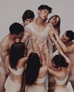 Cheng Chang Fan Instagram - My new single “Drown in love” is out now !!! Hope you guys love it as much as I do.
#musicvideo coming soon🔥🐲

全新單曲已經在各大平台推出了！期待一下接下來MV 的播出！你們一定會愛死🔥🐲