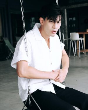 Cheng-Yang Wu Instagram - 每一件當時看很重要的事
現在看來都是小事
當事情遇多了
看待每件事的看法都會改變
不斷的放下不斷的成長
日子是自己在過
過得自在才是對的
持續學習努力才是最重要的
當年的少年也慢慢變成叔叔了