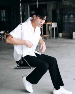 Cheng-Yang Wu Instagram - 每一件當時看很重要的事
現在看來都是小事
當事情遇多了
看待每件事的看法都會改變
不斷的放下不斷的成長
日子是自己在過
過得自在才是對的
持續學習努力才是最重要的
當年的少年也慢慢變成叔叔了
