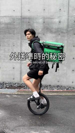 Cheng-Yang Wu Instagram - 這是一個善的循環♻️

怎麼這麼剛好有人把單輪車停在車格
謝謝啦 好險沒有被負評😌

所以平時要練好功夫
就算腳踏車只剩一個輪子
照樣可以解決問題

那哪裡才能學呢？
敬請留言報名

#單輪車 #unicycle 
#吳承洋 #吳承洋chriswu 
#外送 #外送員辛苦了 #外送員