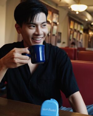 Cheng-Yang Wu Instagram - Zenyum 牙套之旅也接近尾聲了
從一開始的各種不適應到現在好像沒戴會沒安全感
人真是很有趣的物種
大家覺得我牙齒有沒有變整齊了呀？

一直以來還是很多朋友會問我Zenyum 隱形牙套的很多問題
我也大概統整一下跟大家分享
它的隱形牙套療程是均一價、透明收費
不會因為所在地或診所不同而有不同價錢
看完診還能透過3D治療計畫動畫預覽配戴後的牙齒排列
滿意此計畫後才需支付隱形牙套療程的費用
可以先在線上做初步線上評估，也完全免費唷

配戴時
透過「Zenyum App」達到遠端監控
並且專業團隊會即時回應並協助處理配戴者過程中的任何問題
像我這次戴到後來覺得牙齒還沒如預期到達位置
也是馬上聯絡來預約診所處理
非常便利！！

優惠活動又來囉！
 
Zen友團結季，折扣由你定！
即日起至12/31，除了隱形牙套療程折扣最高18,000，活動期間完成下方指定任務累積「微笑積分」，總積分達獎金解鎖門檻，最高每人再領6,000活動獎金現金返還，隱形牙套療程費用最低只要6萬元！
 
● 微笑任務一：完成初次約診，可獲得微笑積分一分
● 微笑任務二：完成初次看診，可獲得微笑積分二分
● 微笑任務三：完成付款隱形牙套療程，可獲得微笑積分三分
 
有興趣的人快透過我的專屬連結完成免費線上評估，5分鐘即可快速完成！
🔗：https://bit.ly/3rPZnjw （也可以到限動直接點選喔）

快把握2023年末最優惠！一起踏上牙套之旅

@zenyum.tw 
#隱形牙套 #ZenyumTW #Zenの透明均一收費_微笑升級不買貴 #國考認Zen夥伴_專業才能心安