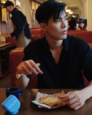 Cheng-Yang Wu Instagram - Zenyum 牙套之旅也接近尾聲了
從一開始的各種不適應到現在好像沒戴會沒安全感
人真是很有趣的物種
大家覺得我牙齒有沒有變整齊了呀？

一直以來還是很多朋友會問我Zenyum 隱形牙套的很多問題
我也大概統整一下跟大家分享
它的隱形牙套療程是均一價、透明收費
不會因為所在地或診所不同而有不同價錢
看完診還能透過3D治療計畫動畫預覽配戴後的牙齒排列
滿意此計畫後才需支付隱形牙套療程的費用
可以先在線上做初步線上評估，也完全免費唷

配戴時
透過「Zenyum App」達到遠端監控
並且專業團隊會即時回應並協助處理配戴者過程中的任何問題
像我這次戴到後來覺得牙齒還沒如預期到達位置
也是馬上聯絡來預約診所處理
非常便利！！

優惠活動又來囉！
 
Zen友團結季，折扣由你定！
即日起至12/31，除了隱形牙套療程折扣最高18,000，活動期間完成下方指定任務累積「微笑積分」，總積分達獎金解鎖門檻，最高每人再領6,000活動獎金現金返還，隱形牙套療程費用最低只要6萬元！
 
● 微笑任務一：完成初次約診，可獲得微笑積分一分
● 微笑任務二：完成初次看診，可獲得微笑積分二分
● 微笑任務三：完成付款隱形牙套療程，可獲得微笑積分三分
 
有興趣的人快透過我的專屬連結完成免費線上評估，5分鐘即可快速完成！
🔗：https://bit.ly/3rPZnjw （也可以到限動直接點選喔）

快把握2023年末最優惠！一起踏上牙套之旅

@zenyum.tw 
#隱形牙套 #ZenyumTW #Zenの透明均一收費_微笑升級不買貴 #國考認Zen夥伴_專業才能心安
