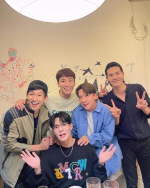 Cheng-Yang Wu Instagram - 一起吃晚餐，一起聊生活，大家越來越年輕了！

btw阿飛在忙，沒有跟到🥹🥹