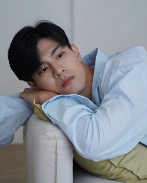 Cheng-Yang Wu Instagram - 假日就想像這樣賴在沙發上

最近看了好多舊片
補了很多經典電影
還有一些喜歡的導演以前拍過的電影
大家有什麼必看電影口袋名單嗎？