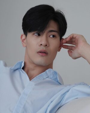 Cheng-Yang Wu Instagram - 假日就想像這樣賴在沙發上

最近看了好多舊片
補了很多經典電影
還有一些喜歡的導演以前拍過的電影
大家有什麼必看電影口袋名單嗎？