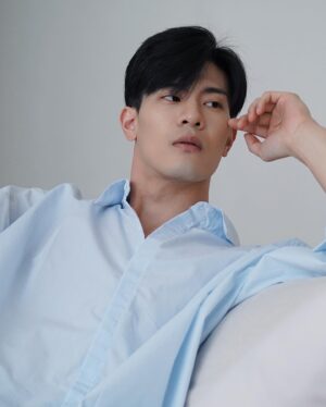 Cheng-Yang Wu Instagram - 假日就想像這樣賴在沙發上

最近看了好多舊片
補了很多經典電影
還有一些喜歡的導演以前拍過的電影
大家有什麼必看電影口袋名單嗎？