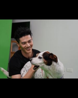 Cheng-Yang Wu Instagram - 還沒等到公益月曆開賣
跟我合照的「跳跳」就離開我們了

那天因為我有接觸流浪狗狗的經驗，所以安排一隻曾受虐過比較警戒的狗狗跟我一起拍，一開始照著主人的指示跟他親近，到後來一起拍照時他甚至還翻肚給我摸，整個拍攝過程變得非常順利，心裡覺得很開心也很感動，就跟我的工作常常研究人的行為一樣，有時一個人會有攻擊行為通常來自於曾經受過的傷，當他被理解被安撫後，他也能成為更好的自己變得溫柔，所以所有的生物都該用愛被溫柔對待。現在，他離開我們了，很開心曾經和跳跳留下美好的回憶，我相信他後來的日子一定過得很幸福，在充滿愛的地方結束一生。

去年，由毛小孩不孤單志工團主辦、模體文創發行的公益年曆首次發行便大獲好評，今年製作團隊再次攜手，邀請13位來自不同專業領域的朋友們來協助拍攝2024公益年曆，不分職業一同為動物發聲，邀請你也一起加入，年曆所得扣除成本後，將會全數捐給流浪動物救助團體。

2024毛小孩不孤單，有我在，請抱緊處理公益年曆
年曆預購自9/10起至10/19止 ; 10/20開始分批出貨

預購網站
https://sanpaul.cyberbiz.co/products/2024holdmetight

@twonlyloveanimals 
#毛小孩不孤單