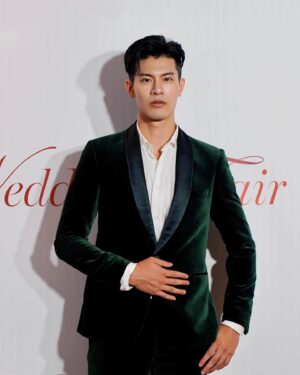 Cheng-Yang Wu Instagram - 久違的西裝造型

身旁合照的女伴是一起合作新作品的王上菲
是部很值得期待的作品唷

@paulsmithdesign @bluebelltw
@marieclairetw @multi_tpj 
@starfish_0326