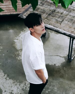 Cheng-Yang Wu Instagram - 每一件當時看很重要的事
現在看來都是小事
當事情遇多了
看待每件事的看法都會改變
不斷的放下不斷的成長
日子是自己在過
過得自在才是對的
持續學習努力才是最重要的
當年的少年也慢慢變成叔叔了