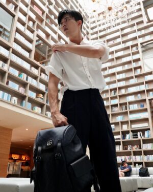 Cheng-Yang Wu Instagram - 在穿著搭配時
包包也是自己很常使用的單品

外出工作時
就很喜歡以後背包作為搭配
這款 @gucci 後背包
除了造型顏色都是我很喜歡的之外
而且還很耐用耐裝

其實男人的造型也可以很多變
只要善用單品就能讓自己的外型有亮點

#gucci