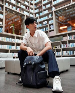 Cheng-Yang Wu Instagram - 在穿著搭配時
包包也是自己很常使用的單品

外出工作時
就很喜歡以後背包作為搭配
這款 @gucci 後背包
除了造型顏色都是我很喜歡的之外
而且還很耐用耐裝

其實男人的造型也可以很多變
只要善用單品就能讓自己的外型有亮點

#gucci