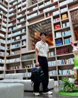 Cheng-Yang Wu Instagram - 在穿著搭配時
包包也是自己很常使用的單品

外出工作時
就很喜歡以後背包作為搭配
這款 @gucci 後背包
除了造型顏色都是我很喜歡的之外
而且還很耐用耐裝

其實男人的造型也可以很多變
只要善用單品就能讓自己的外型有亮點

#gucci