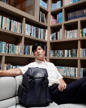 Cheng-Yang Wu Instagram - 在穿著搭配時
包包也是自己很常使用的單品

外出工作時
就很喜歡以後背包作為搭配
這款 @gucci 後背包
除了造型顏色都是我很喜歡的之外
而且還很耐用耐裝

其實男人的造型也可以很多變
只要善用單品就能讓自己的外型有亮點

#gucci