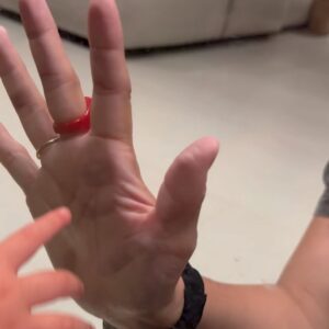 Chente Ydrach Instagram - No hay dinero ni logro profesional que supere esto. Yo estuve una vida diciendo que “odiaba los niños” hasta que me convertí en papá y entendí todo. Inclusive, hasta entendí el amor de mis padres hacia mí y mi hermana. Es incalculable. El amor que le tiene un padre a un hijo es superior al que un hijo le tiene a un padre (o madre). NO HAY BREAK. La pompiaera de salir del trabajo y ver al nene es algo completamente novedoso para mí y no lo cambiaría por nada en el mundo. Vero puñeta GRACIAS. Te amo cada día más. 
Feliz Día de los Padres. 
❤️❤️❤️