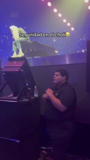 Chente Ydrach Instagram - El seguridad la estaba pasando CABROOOON!!! 😂

(Via: “stellaysalo” en TikTok)