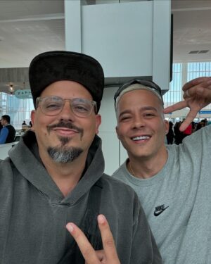 Chente Ydrach Instagram - El 2do fin de semana acaba de empezar. 
1. En un diner en la puñeta en Florida
2. Las plazas son pa’ usarse. Nosotros en el Totem. 
3. Los @boricuasinorlando con los mejores hoodies. 
4. @djluian le cayó (Zuleyka no vino ☹️)
5. @elunicociegoqveloqnoseve VIÓ el show (y participó)
6. ¿Quién es más lindo: @niogarcia o yo? (Kiko dice q yo)