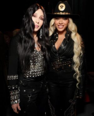 Cher Instagram - Such a fun time at iHeart the other night ✨👁️❤️

Congratulations to the always gorgeous @beyonce on her iHeart Innovator Award 🏆😎