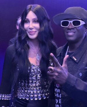 Cher Instagram - Such a fun time at iHeart the other night ✨👁️❤️

Congratulations to the always gorgeous @beyonce on her iHeart Innovator Award 🏆😎