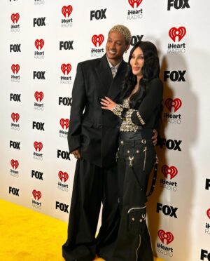 Cher Instagram - Such a fun time at iHeart the other night ✨👁️❤️

Congratulations to the always gorgeous @beyonce on her iHeart Innovator Award 🏆😎