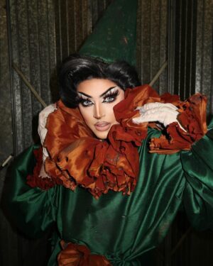 Cherry Valentine Instagram - It’s all just a bit of thomas foolery to be honest 🤡 clowning around 🤡 it’s all jester joke 🤡 going for the juggler 🤡 the puns are endless

Thank u @misterjoeblack for the most fabulous clown suit 😱