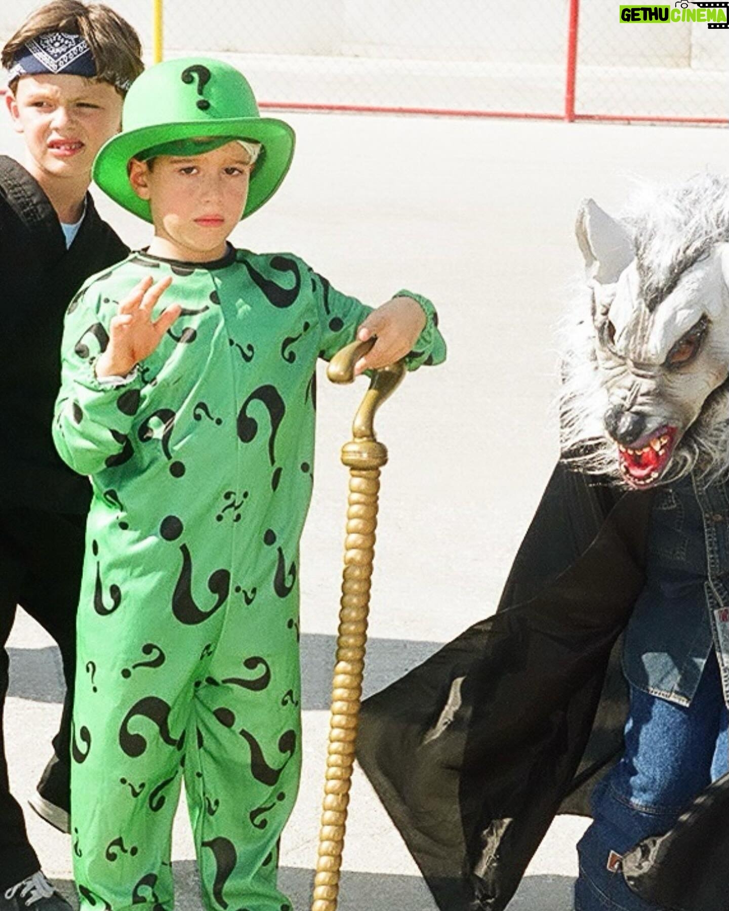 Chester Rushing - 1.4K Likes - #TBT to the 90’s 😜My mom always did a great job sparking my imagination. I felt so cool that day in my Riddler cosplay. We even had a villain club that consisted of me, Cobra Kai & Wolf-man Vampire. 🧛
#dccomics #oldschool #cosplay