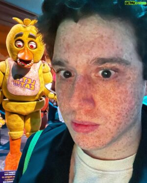 Chester Rushing Instagram - 👀 Umm….. do you know this Chica? So cool to see the real costumes from FNAF @unistudios 😎✌️🦇 #fnaf #universalstudios #horror