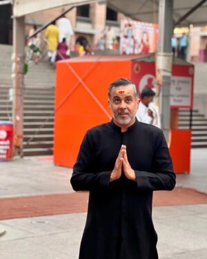 Chetan Bhagat Instagram - Amazing day in Varanasi recording a show for @abpnewsindia and then doing darshan and getting blessings at the Kashi Vishwanath Temple. Followed by lassi. Of course, so many memories of Revolution 2020.