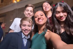 Cheyenne Isabel Wells Instagram - Opening night was a success ❤️ this cast is absolutely incredible! Get your tickets now! Link in my bio 🤍❤️ so grateful to be apart of this family this holiday season 🎄