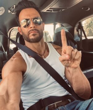 Cheyenne Jackson Instagram - 1 more day till #aclüsterfünkechristmas on @comedycentral.  What AIRPLANE! did for disaster movies, we’re doing for Holiday movies.  #FunkeItUp 🎄