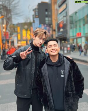 Chi-Sheng Mao Instagram - Wakanda brother forever😎🫶🏻🎉

I wish the time would go slower, last time we met in Indonesia, this time we reunion in my city! Next time…🤔
Love you brother👊🏻 enjoy your trip and bring more jacket next time🥶🤣