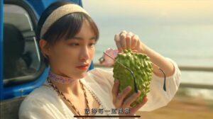 Chia-En Chen Instagram - 這一趟臺東的旅行，我幫 @wil_entertain 拍出自己都不清楚的曲奇構圖，和導演在前往枋山的火車上聊著理想，在經紀人熟悉的市區經歷了兩天四點的通告。

最後，我留下一副眼鏡。

我不是一個常常旅行的人，但是每一次都會遇見神奇事件。偶爾出包、誤闖google map都導航不了的地域、路邊找不到超商可以買卸妝用品……諸如此類。

總之，新年快樂。

下一次的行程，我仍舊會橫衝直撞，保持熱血和中二。

#看不見電影工作室
#臺東鳳梨釋迦