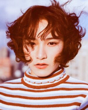 Chia-En Chen Instagram - 鹿虹非常過份，到了今日才創立相簿儲存格。

前幾日於臺藝大表演廳吸收了《遙遠的東方有一群鬼》的詭譎。

人類其實常常生活著鬼體的模樣。在世者，往往比逝世者還要貪心。

梅君的控訴與尖叫都成立。卻持續綁架了趙睦久的乾嘔和急需被愛的基底。梅君的語言與肢體處處暗示著各位。你們不要騙我，你們應該要站在我這邊，我是受害者。

於是。受害者成為加害者，再成為各位心中那一位載浮載沉在道德邊界的鬼。怨恨和顏面盡失，是梅君不自覺形成鬼面的寄宿。

梅君不斷的需要趙睦久回應。應答的過程，是有標準答案的。睦久必須「如實」說出來。才能證明梅君是對的。梅君是可憐的。

在世者運用逝世者的事實創造了說服大眾和自己的謊言。那麼究竟是謊言還是事實。

梅君：「睦久生病了。」喔...也許吧。

想了想，為什麼父親的偷腥必須是兒子需要承擔那一些持續不斷的身心暴力？為什麼康平的話中有話只對睦久說？

因為這是東方社會應該有的威權教養，也是東方生態應該呈現的道德思維。破壞了，就是不孝順，就是沒有道德。

兒子需要支持被父親欺瞞外遇的母親。好的弟弟需要幫助生病的哥哥。一定要是這樣子才可以，否則你也是鬼。詭異。

趙康平說：「所有的病都是營養不良造成的。」間接向梅君闡述了睦久是「無病」的。無病呻吟才是趙康平對於趙睦久的隱晦說詞。

一直都認為，最為虛假又懂得謀生套路的是趙康平。他是最爲大眾的鬼們。群鬼生存大致上是這樣的。

對於自己的女朋友進行侵犯的行為、對於自己的哥哥說出有意無意的示意性字句、對於自己的母親帶有前後不一的舉止。

昭君的部分是自私的人類。她和睦久在一起的時間確實快樂。他和她有著一樣的舒壓方式。他無條件的愛她，可以為了她做出任何正常與不正常的行為。他能夠給予她，她想要的成就感。

康平不是。康平之於昭君只是一位附有金錢和優質生活的代理人。需要穩定的活著，只能和一位自己不那麼喜歡的人類在一起。

說到這裡，腦袋忽然蠻混亂的。

總而言之，遙遠的東方確實有一群鬼。為數還不少。立場總是在飄動。心中總是充滿鬼。四把椅子劇團。 📸 : @luhong1995